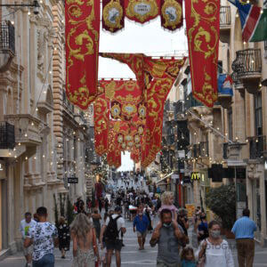 Valletta slavící a vyšňořená